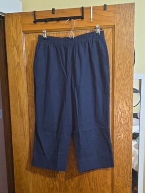 Womens Navy Elastic Waist Casual Capris